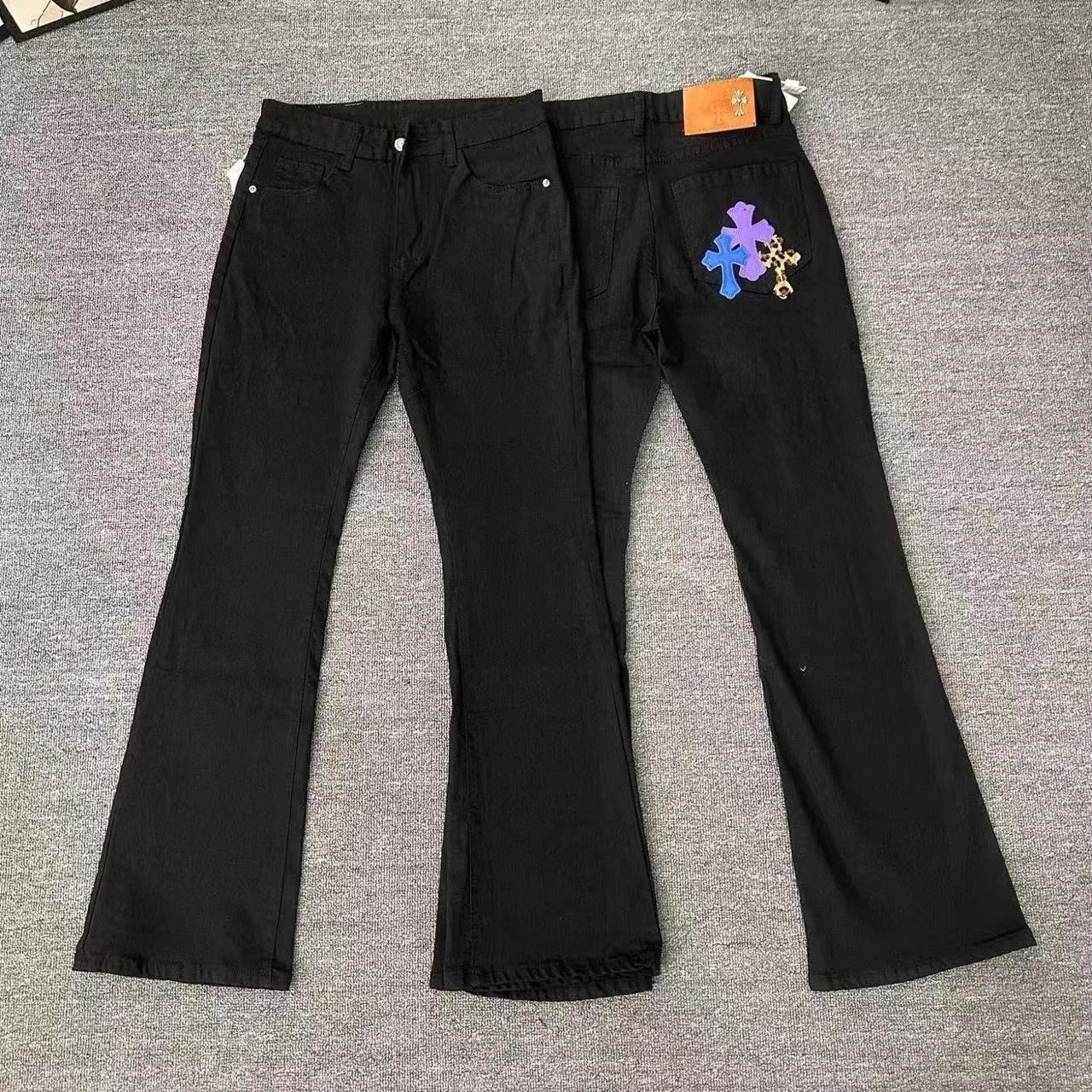 P176 Style No. Cc928 Chrome hearts high street patch jeans Chrome hearts vibe style versatile jeans are the most popular high street style at the moment. Made of beaded canvas fabric, heavy washing makes the upper body of the fabric more textured and the pants are tall and straight! The three-dimensional cutting of the whole trousers is a masterpiece! The beaded canvas fabric is thick and soft after washing. It has good breathability. Customized small leather label. Unique design. The details are in place, simple and elegant, and the workmanship is exquisite. The entire trousers are neatly routed and the details are in place! It’s so cool. It’s a genderless trend that both men and women can easily control. Color: Picture color. Sizes M-XXL